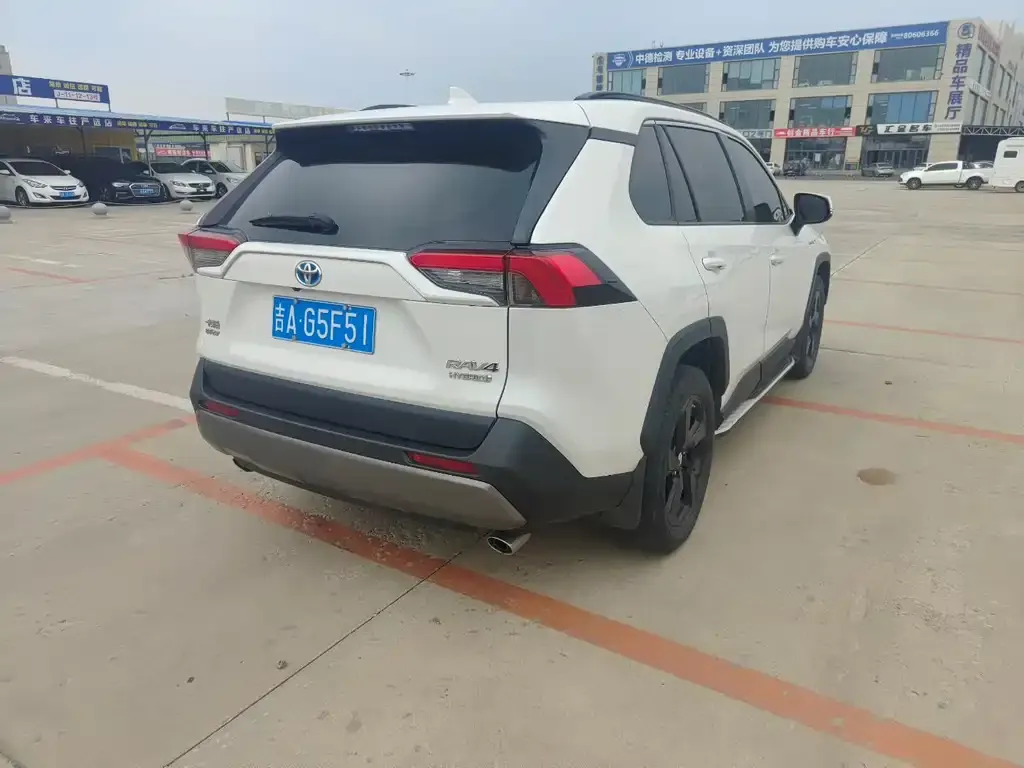 Toyota RAV4 — фото 5