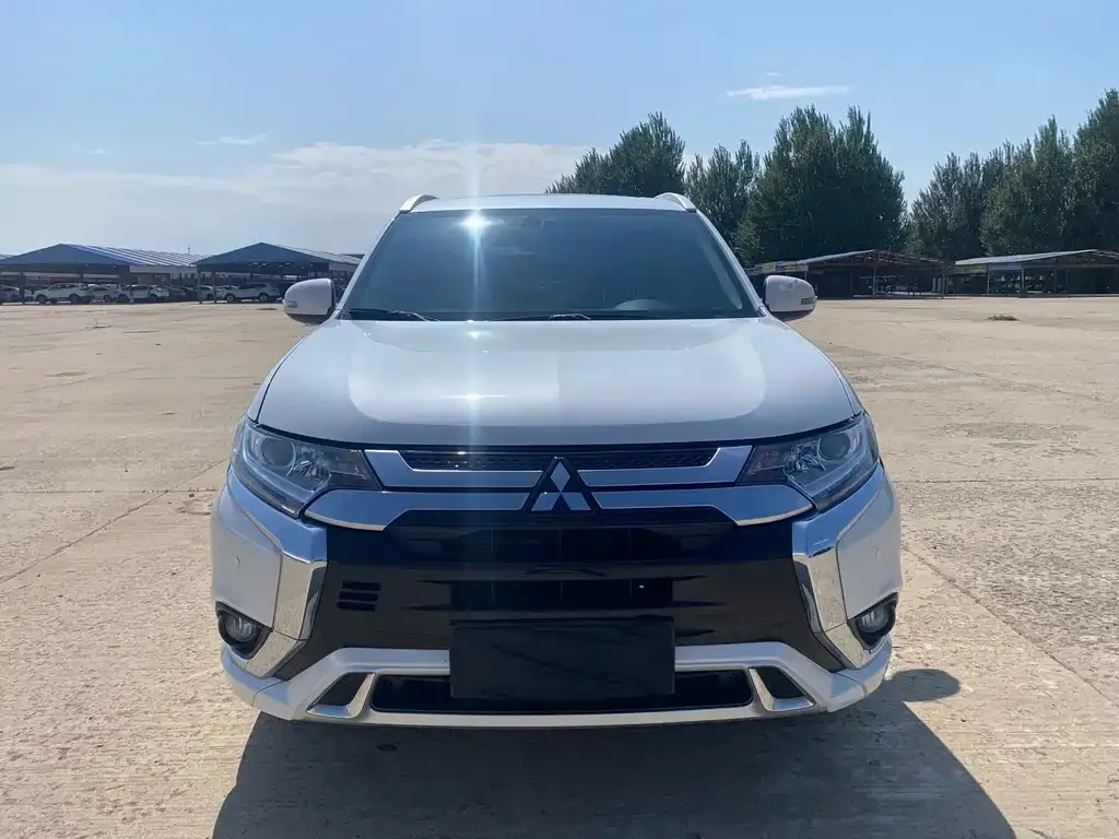 Mitsubishi Outlander — фото 10