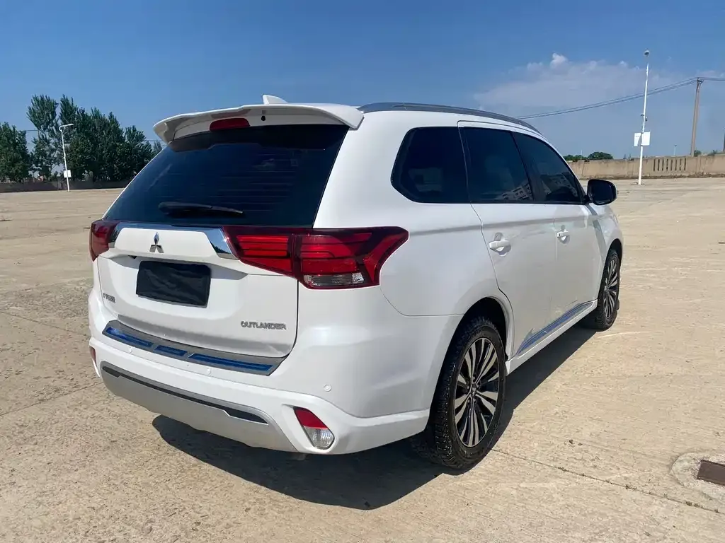 Mitsubishi Outlander — фото 4