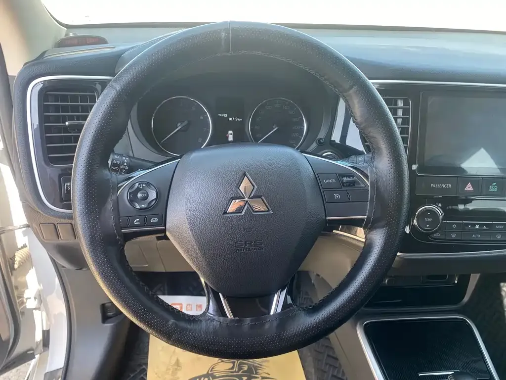 Mitsubishi Outlander — фото 8