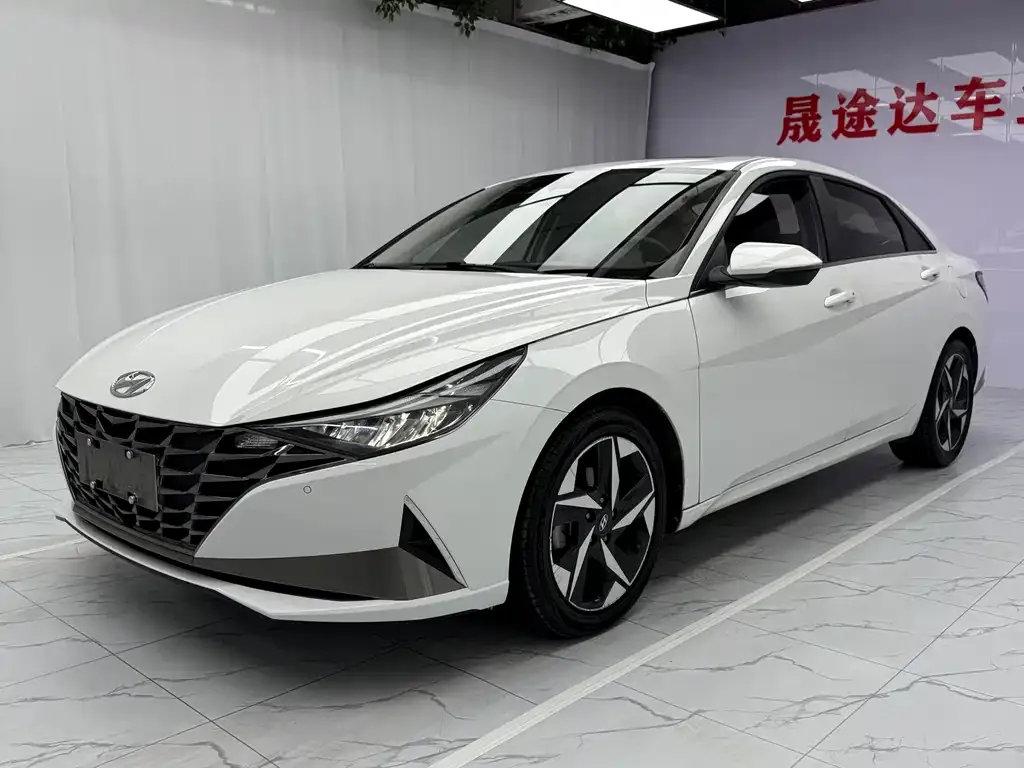Hyundai Elantra — фото 1