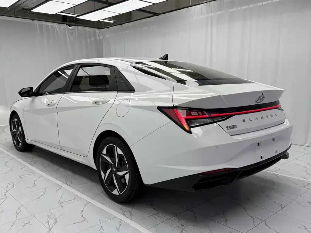 Hyundai Elantra — фото 7