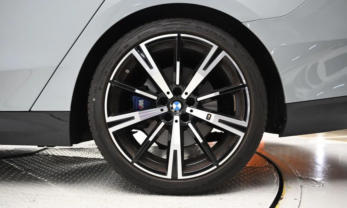 BMW 5-Series — фото 10