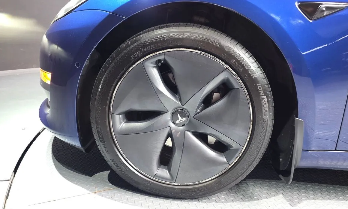 Tesla Model 3 — фото 10