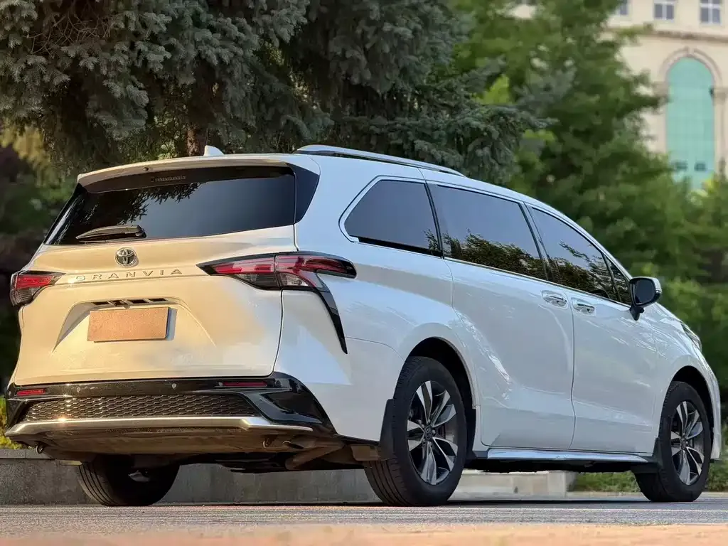 Toyota Granvia — фото 8