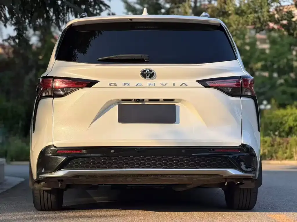 Toyota Granvia — фото 5