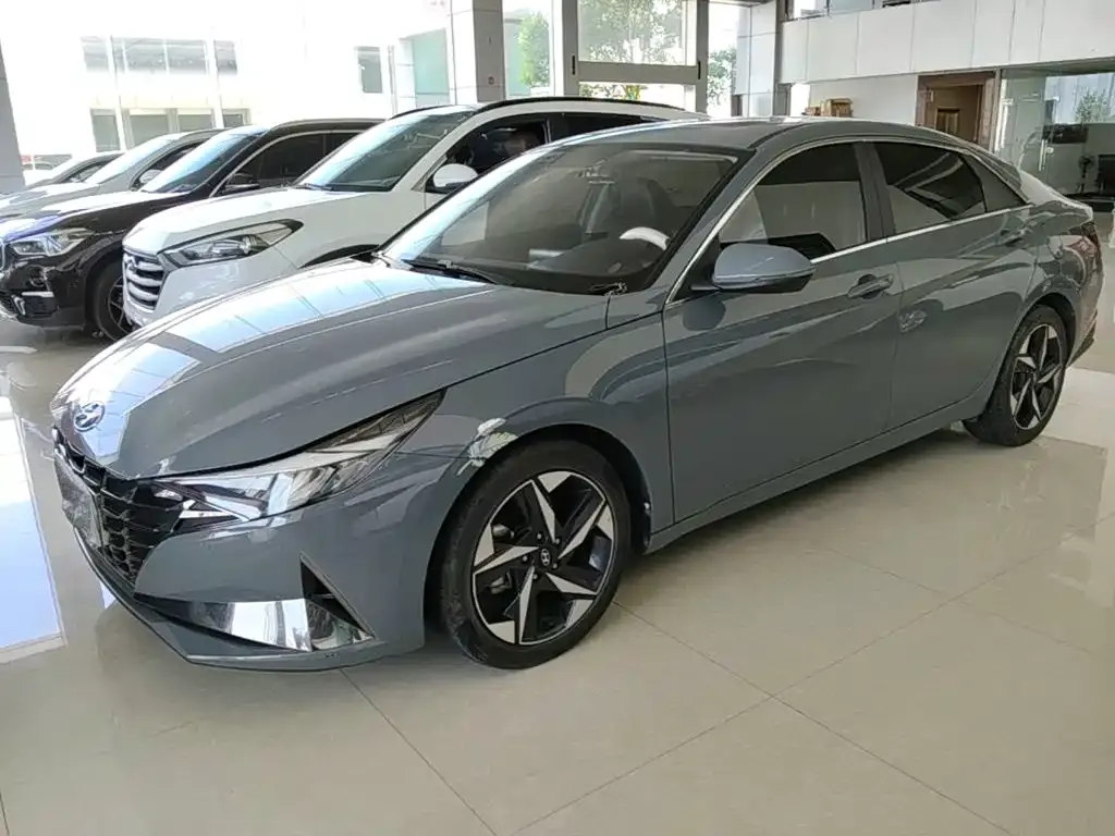 Hyundai Elantra — фото 1