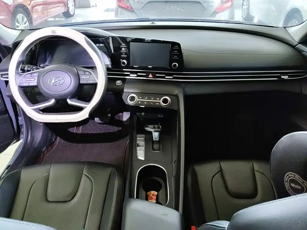 Hyundai Elantra — фото 2
