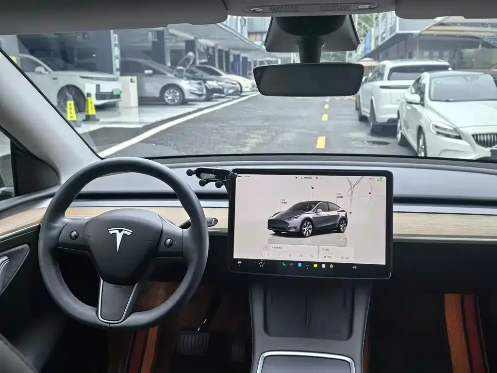 Tesla Model Y — фото 6