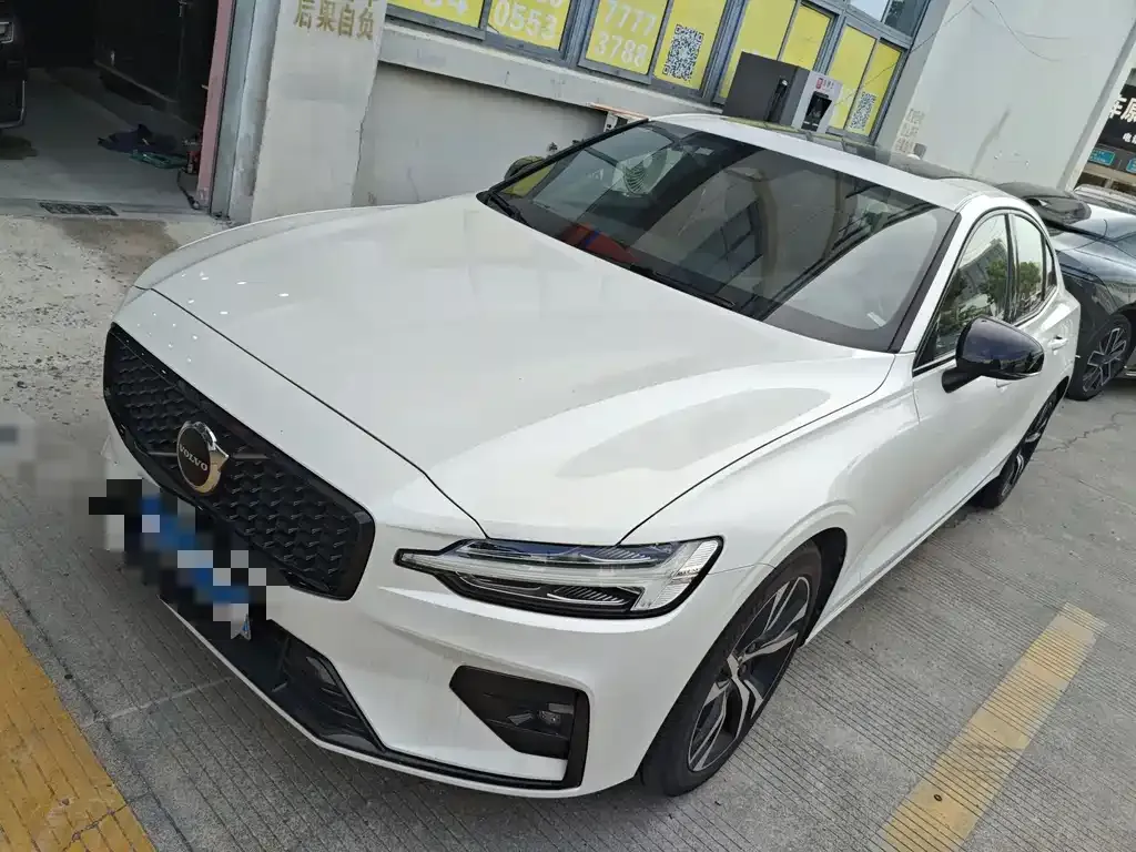 Volvo S60 — фото 1