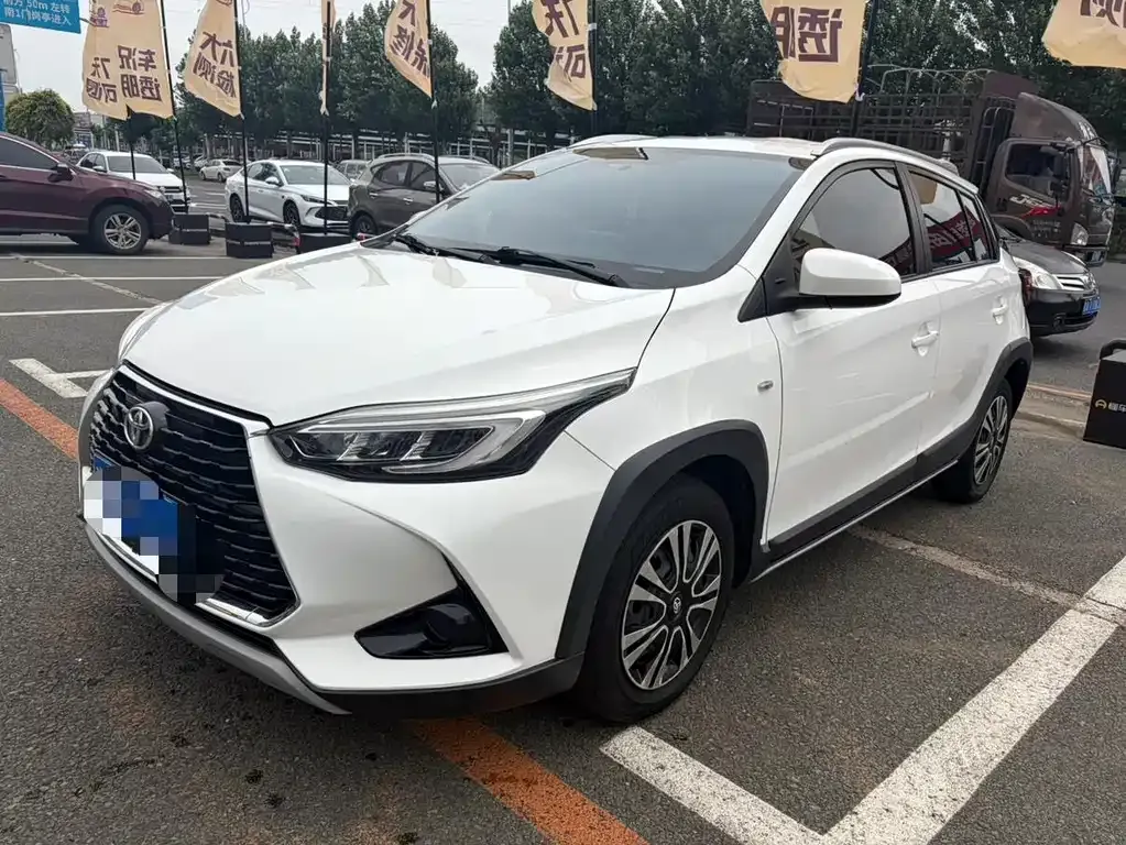 Toyota Yaris L — фото 1