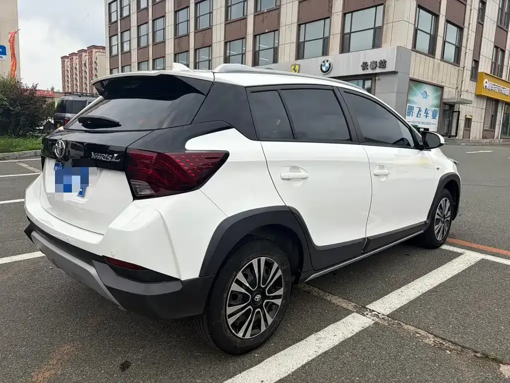 Toyota Yaris L — фото 7