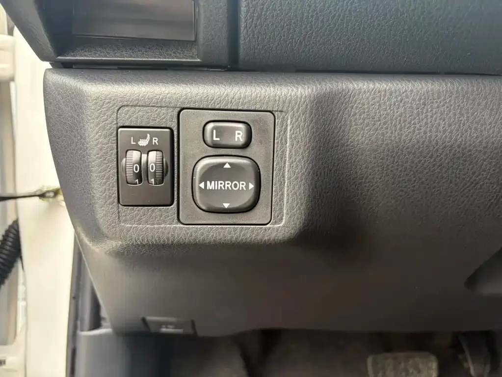 Toyota Yaris L — фото 8