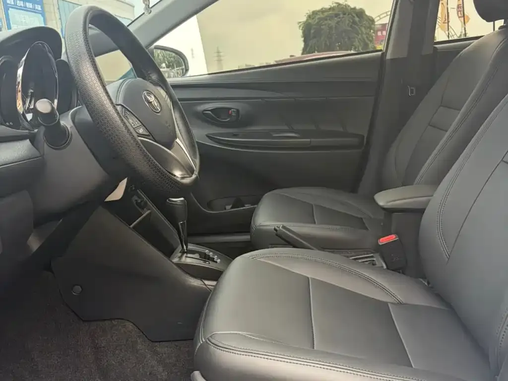 Toyota Yaris L — фото 2