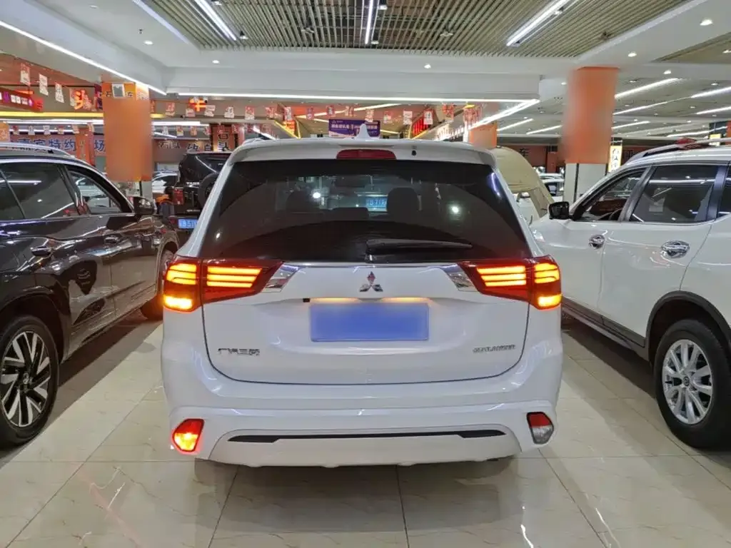 Mitsubishi Outlander — фото 10