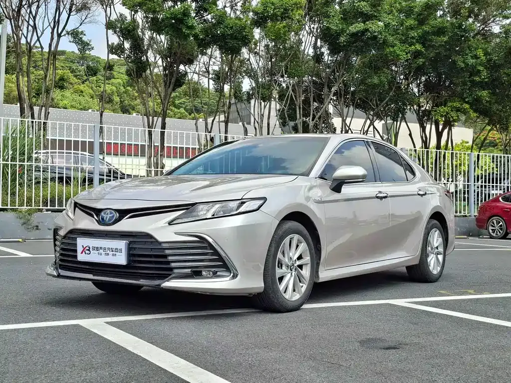 Toyota Camry — фото 1