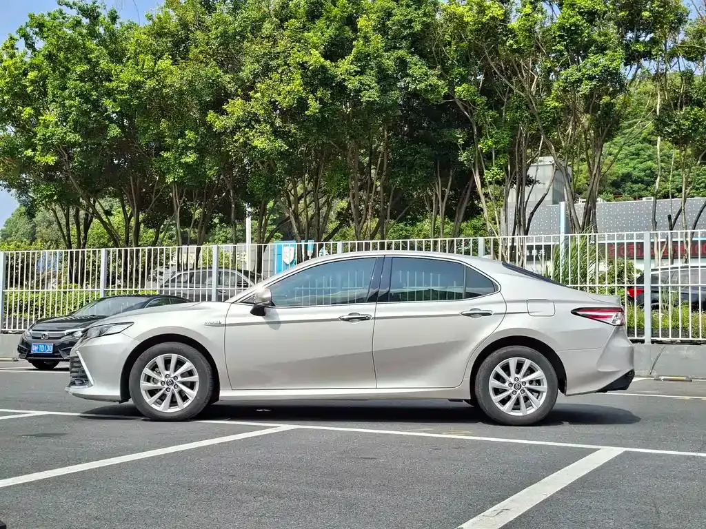 Toyota Camry — фото 9