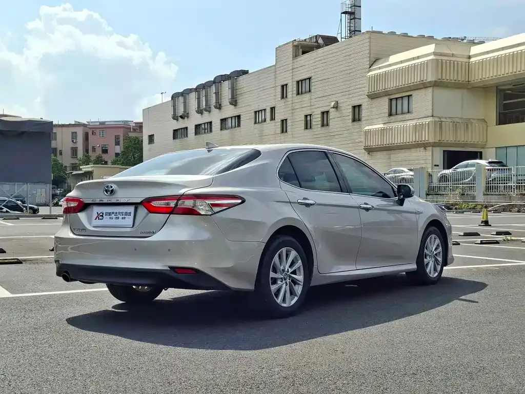 Toyota Camry — фото 5