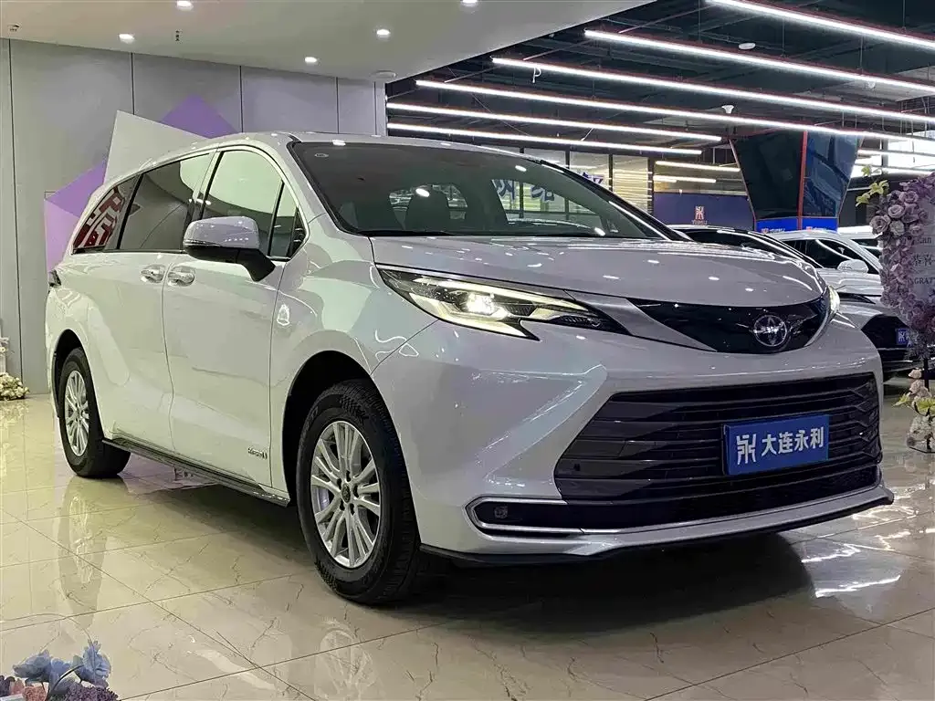 Toyota Sienna — фото 7