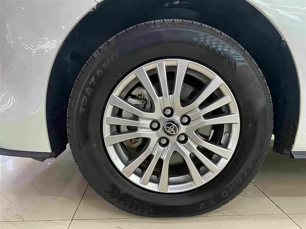 Toyota Sienna — фото 2