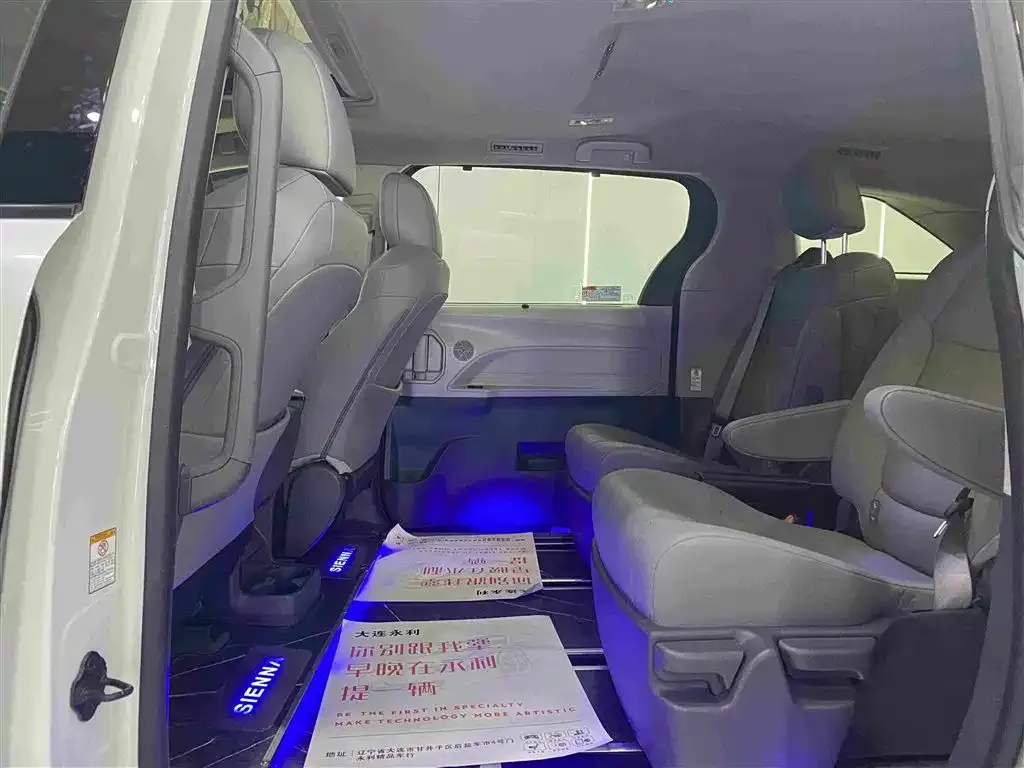 Toyota Sienna — фото 4