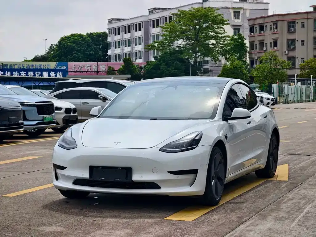 Tesla Model 3 — фото 1