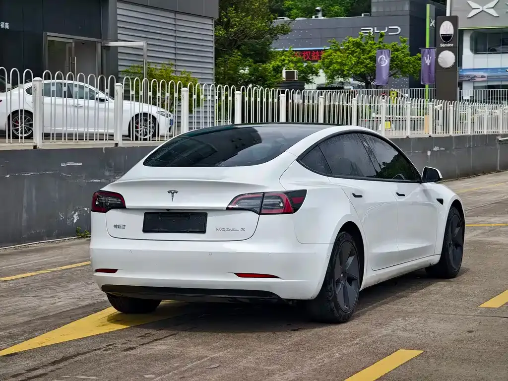 Tesla Model 3 — фото 10