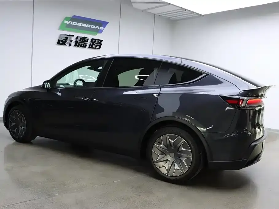 Tesla Model Y L — фото 4