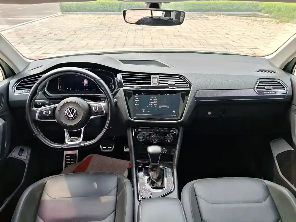 Volkswagen Tiguan L — фото 8