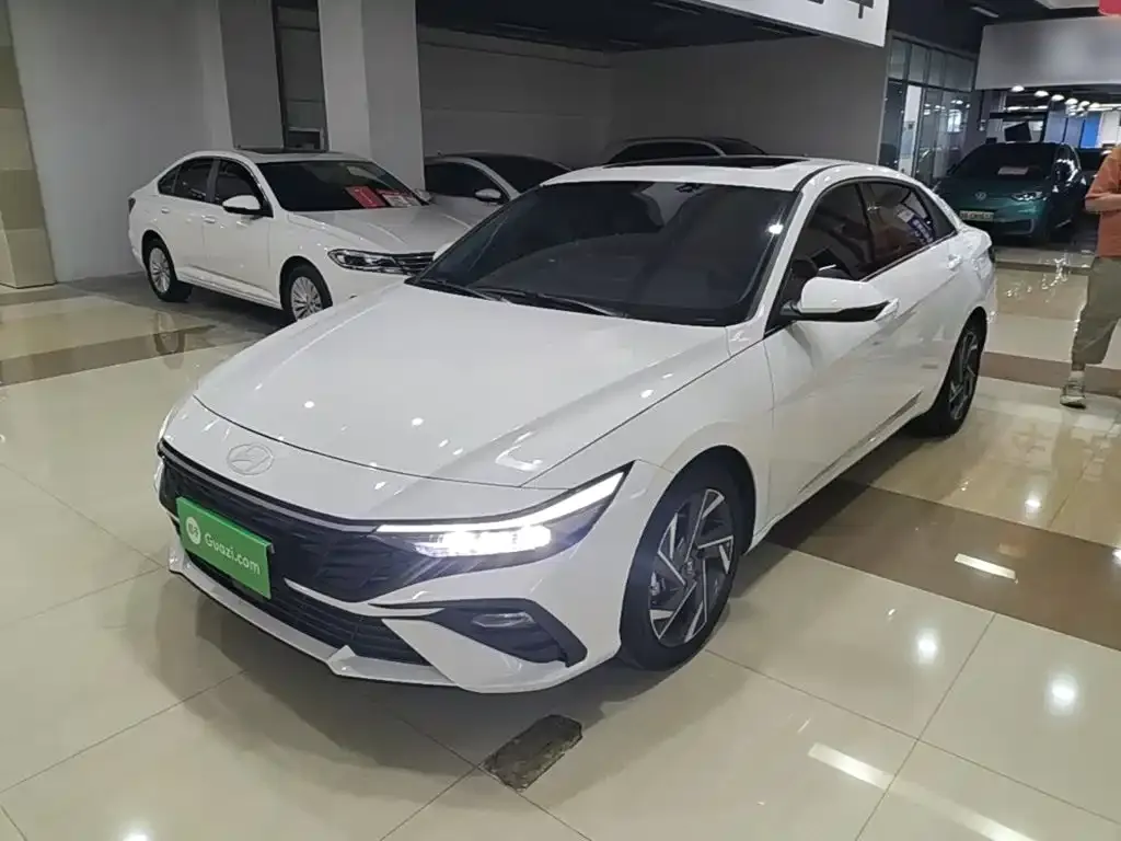 Hyundai Elantra — фото 1