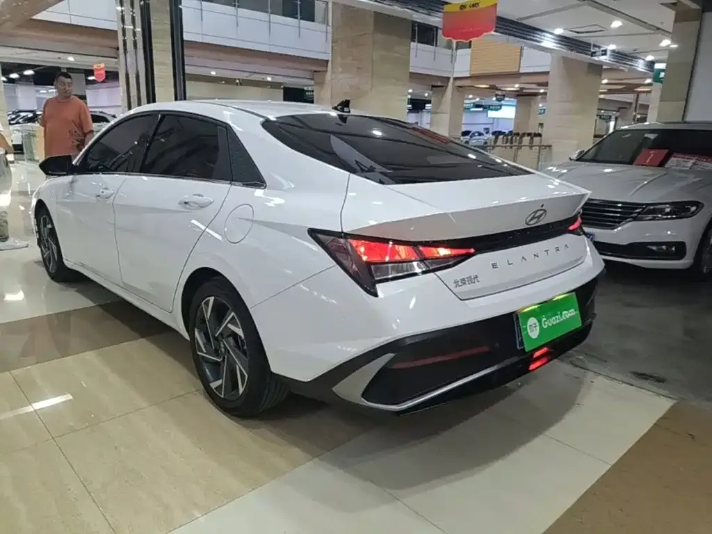 Hyundai Elantra — фото 10