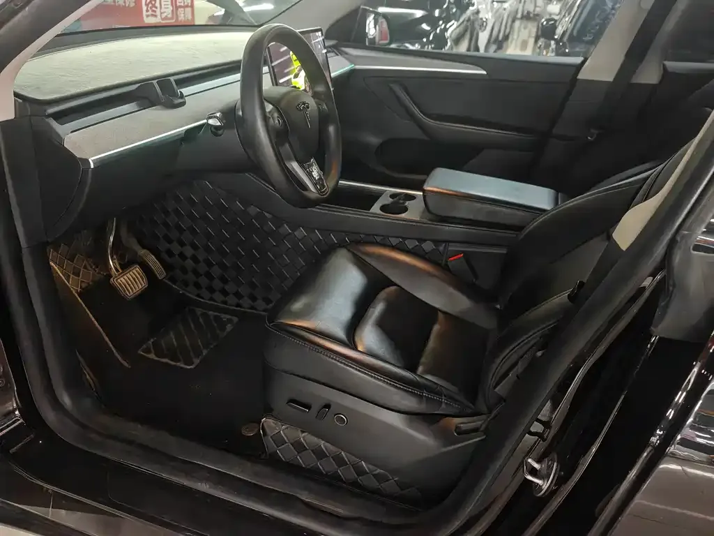 Tesla Model Y — фото 8