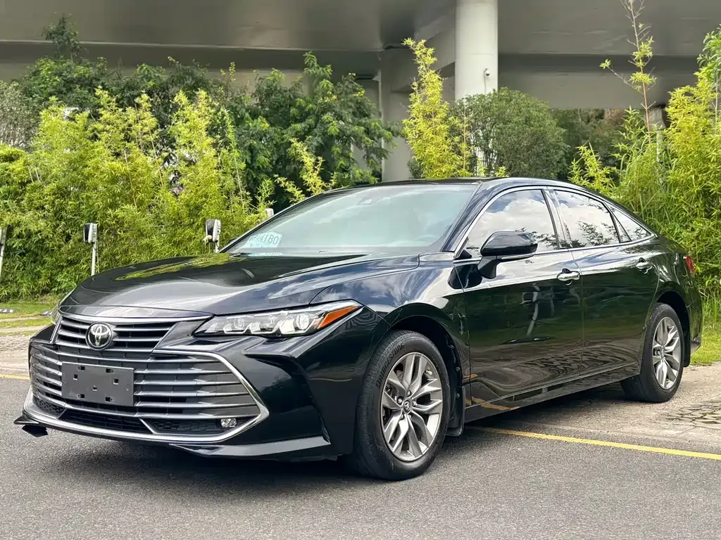 Toyota Avalon — фото 1