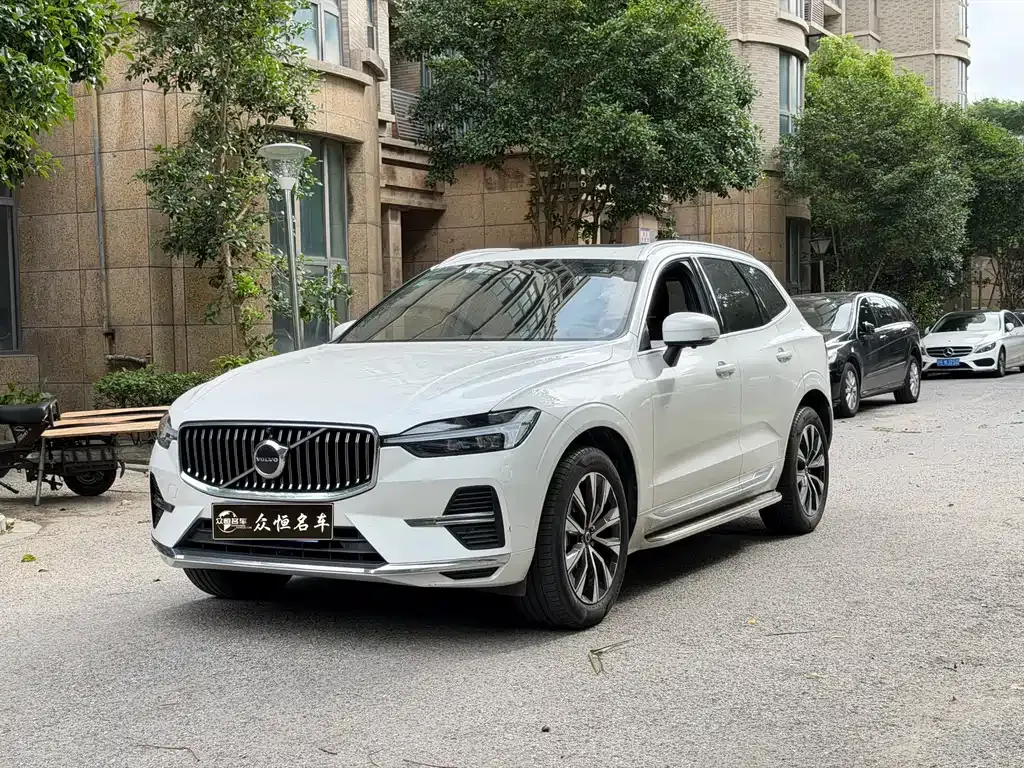 Volvo XC60 — фото 1