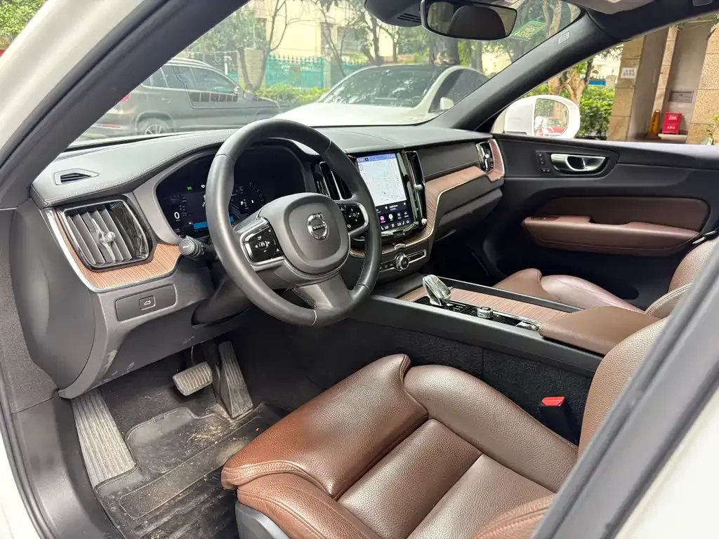 Volvo XC60 — фото 10
