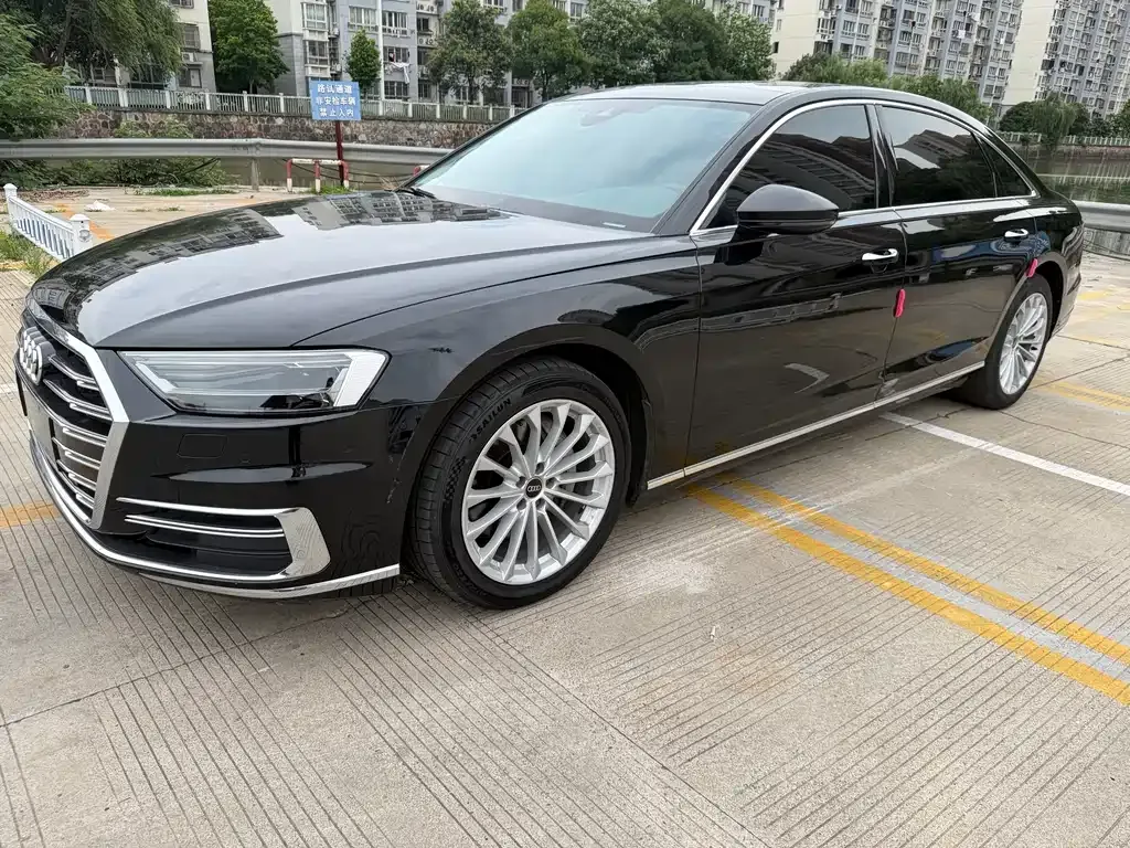 Audi A8 — фото 1