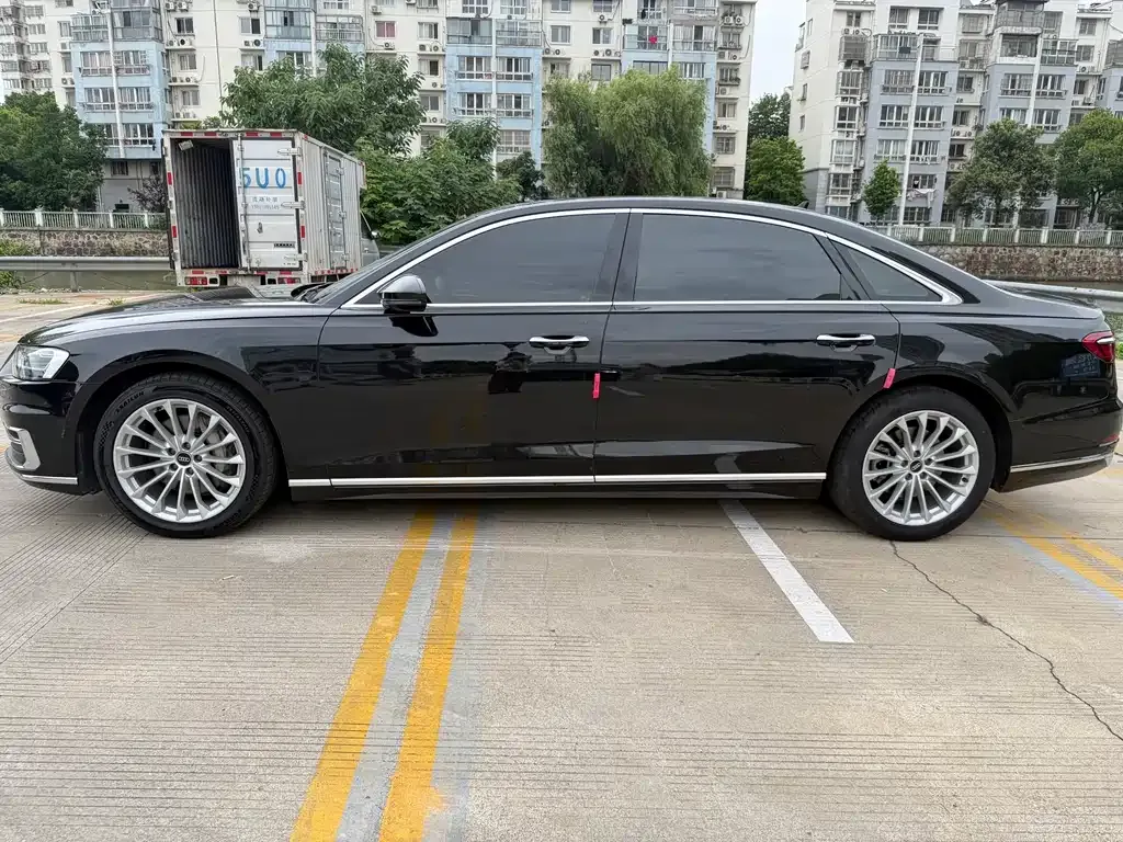 Audi A8 — фото 6