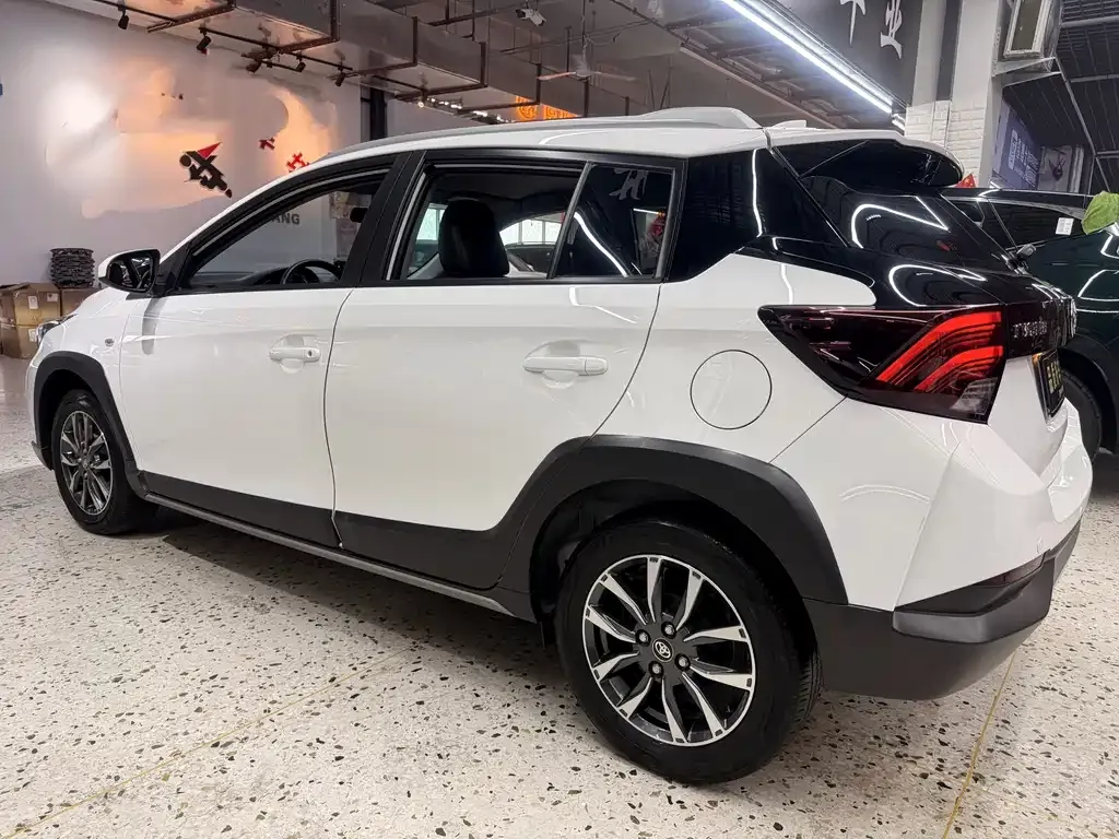 Toyota Yaris L — фото 8