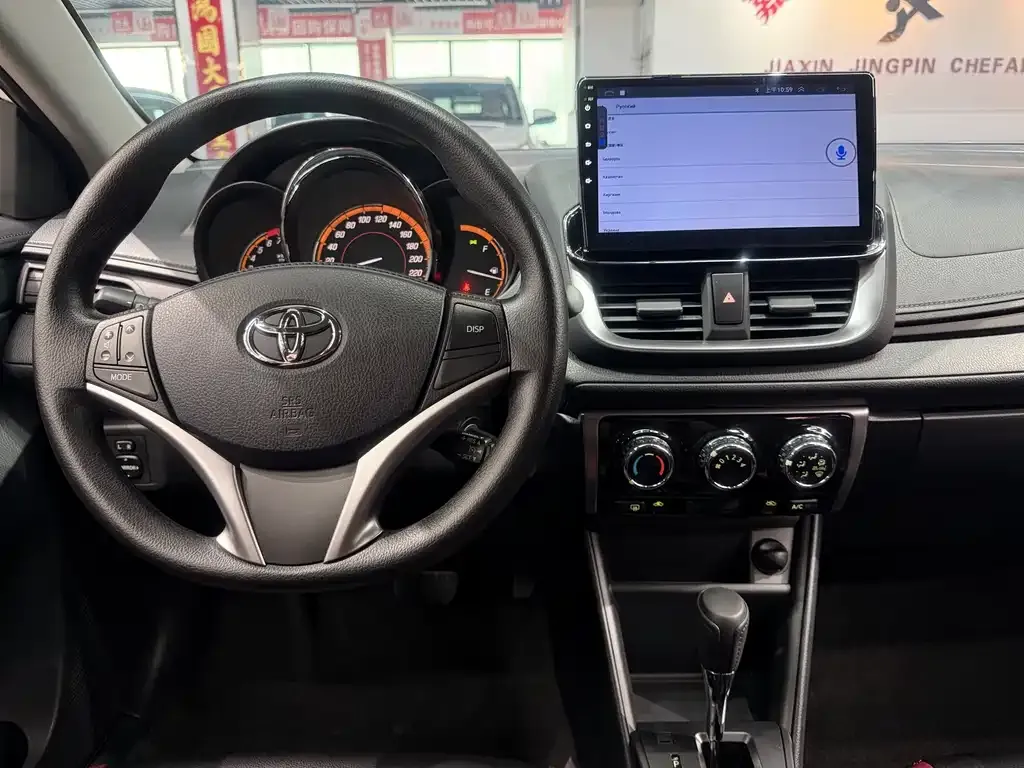 Toyota Yaris L — фото 5