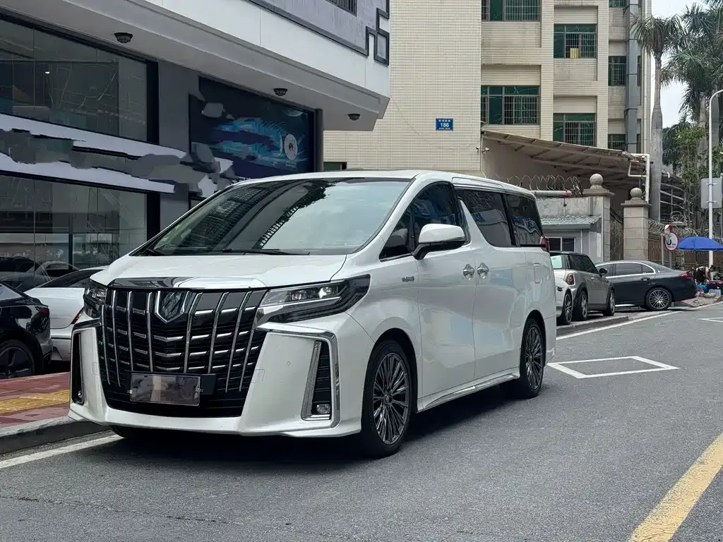 Toyota Alphard — фото 1