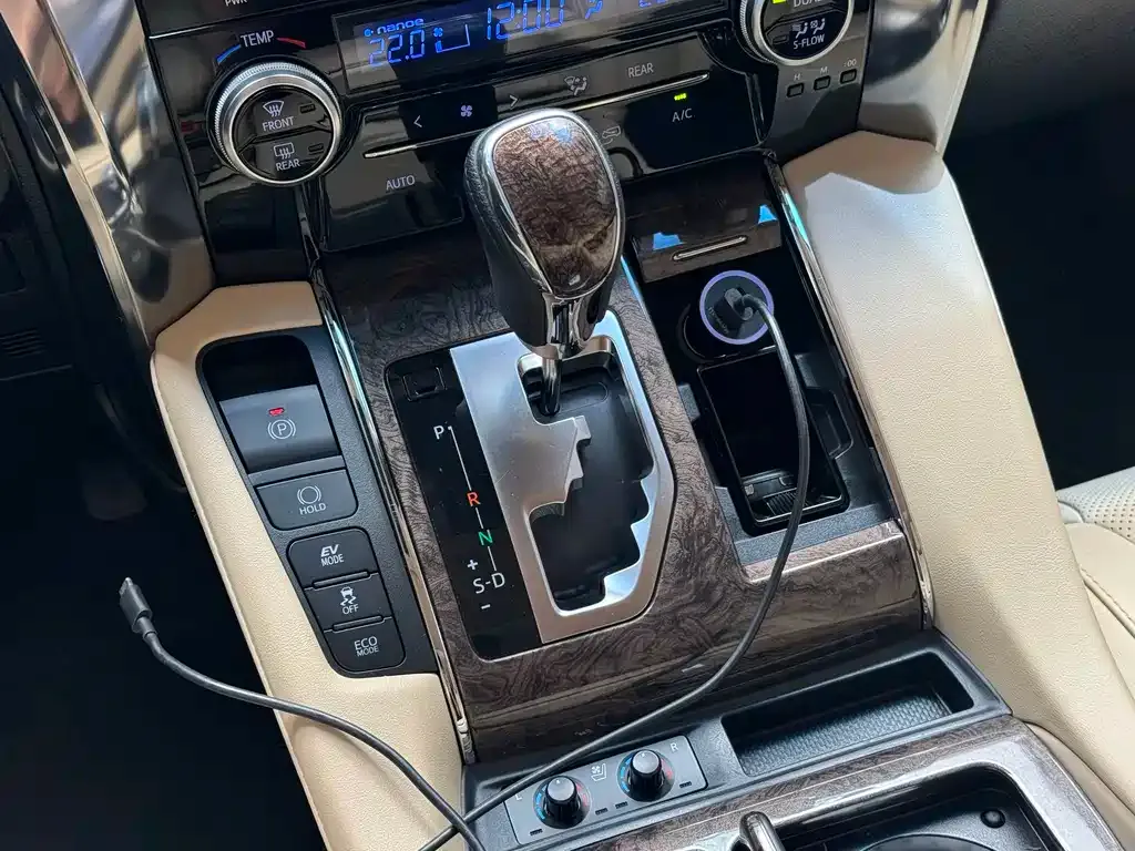 Toyota Alphard — фото 8