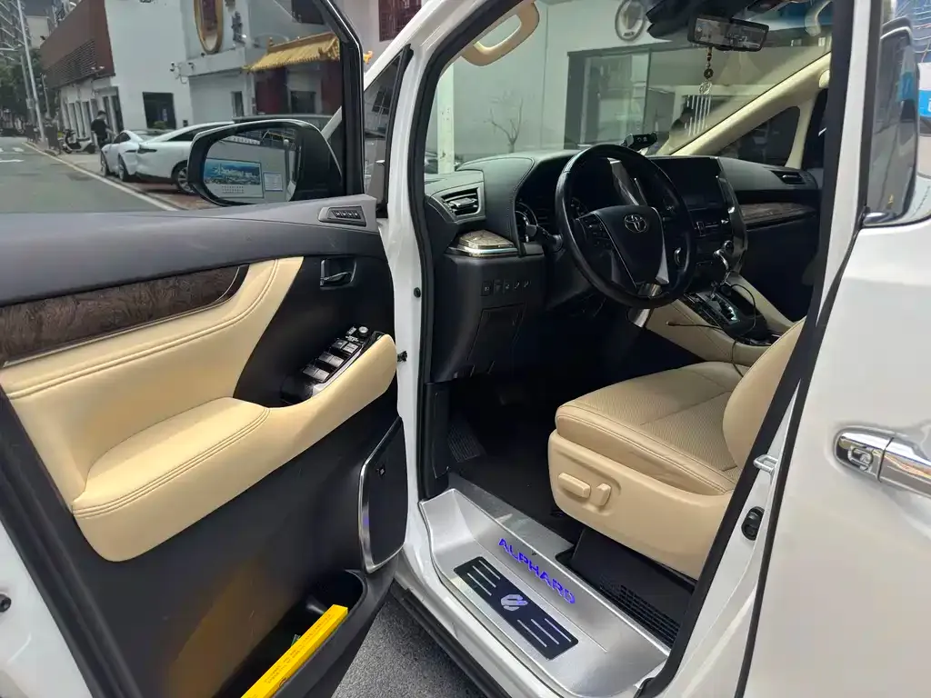 Toyota Alphard — фото 3