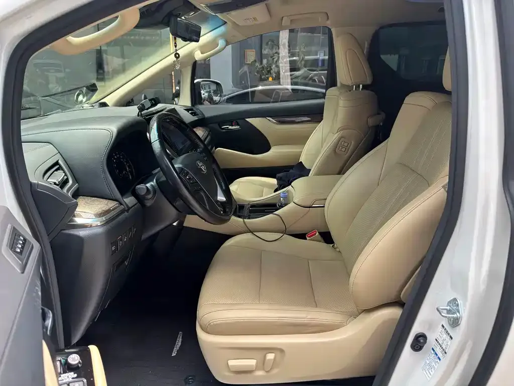 Toyota Alphard — фото 10
