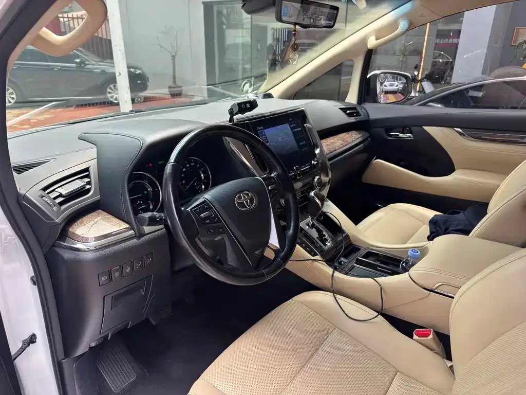 Toyota Alphard — фото 5