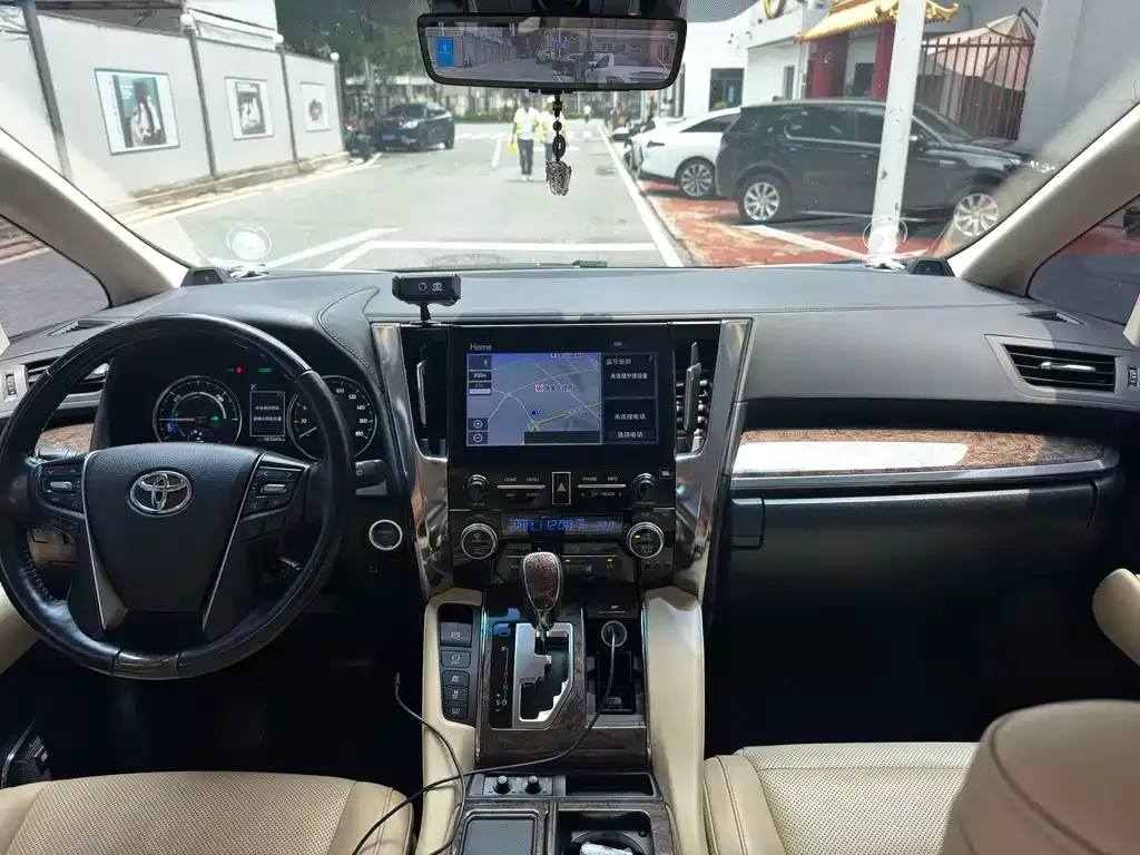Toyota Alphard — фото 6