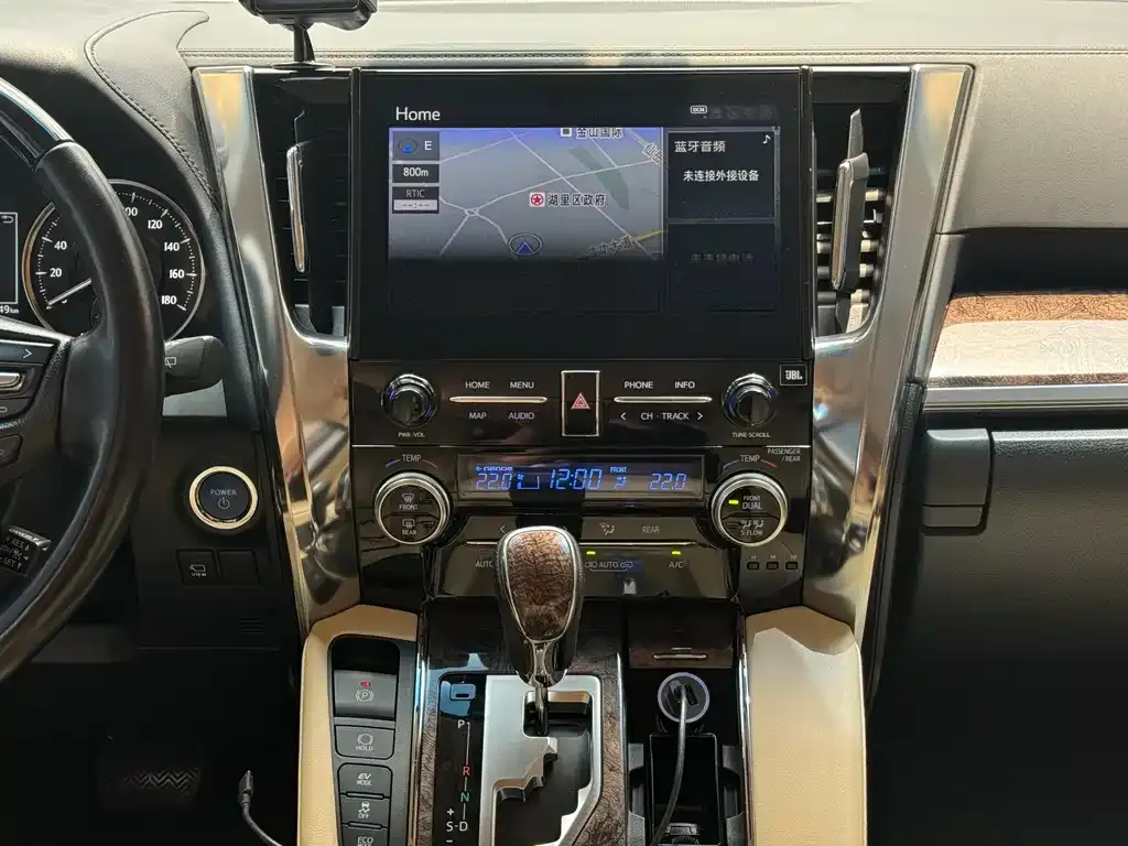 Toyota Alphard — фото 2
