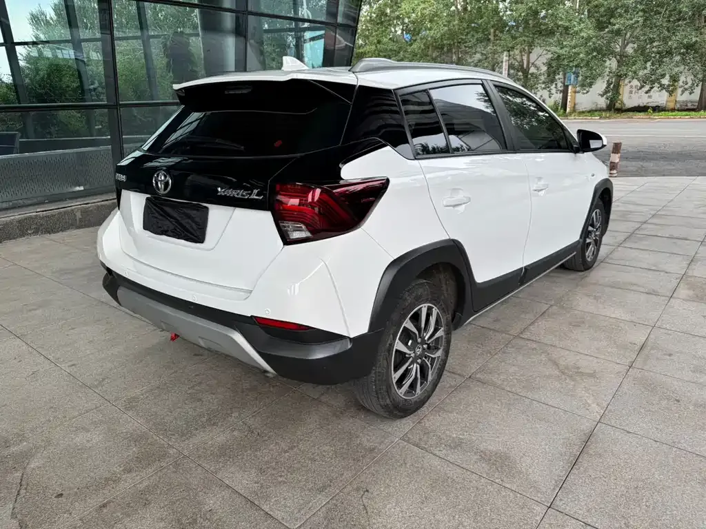 Toyota Yaris L — фото 3
