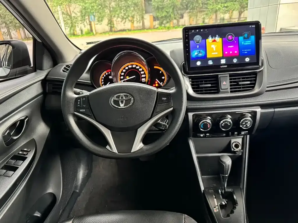 Toyota Yaris L — фото 2