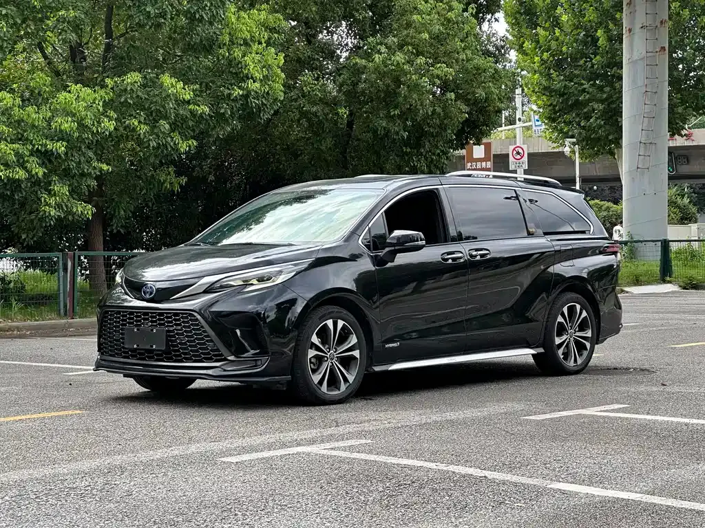 Toyota Granvia — фото 1