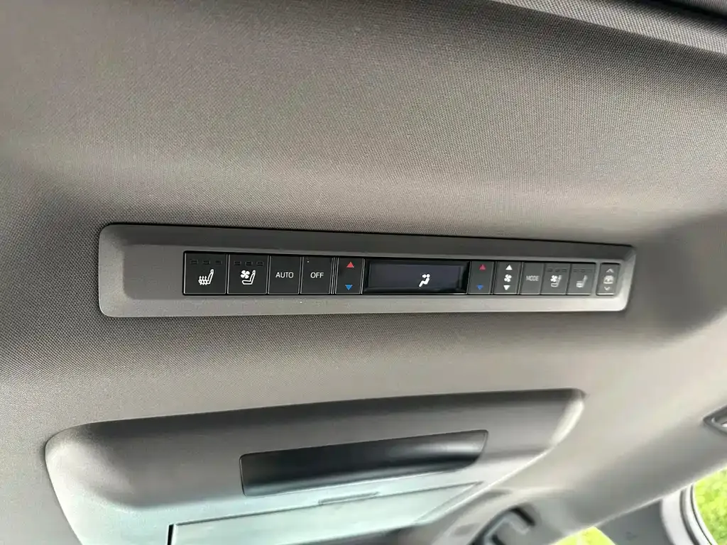 Toyota Granvia — фото 8